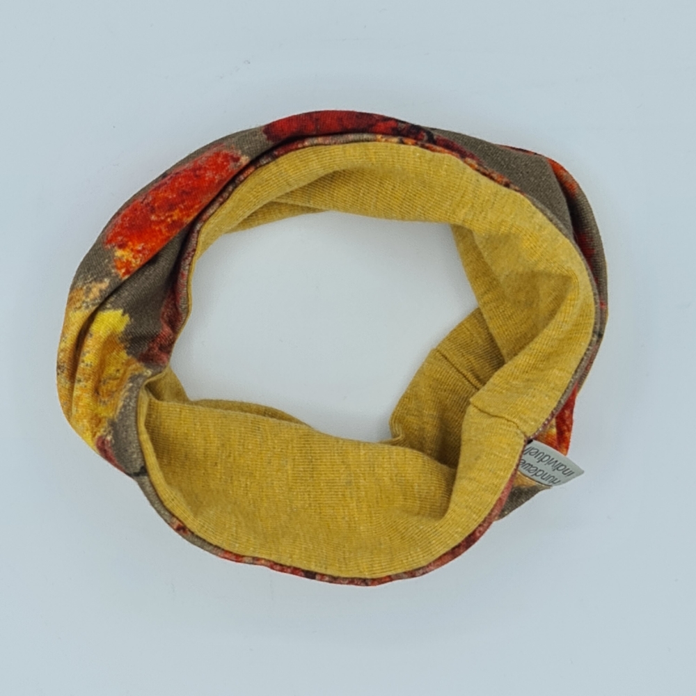 Loop für Hunde in Khaki mit Herbstbäumen